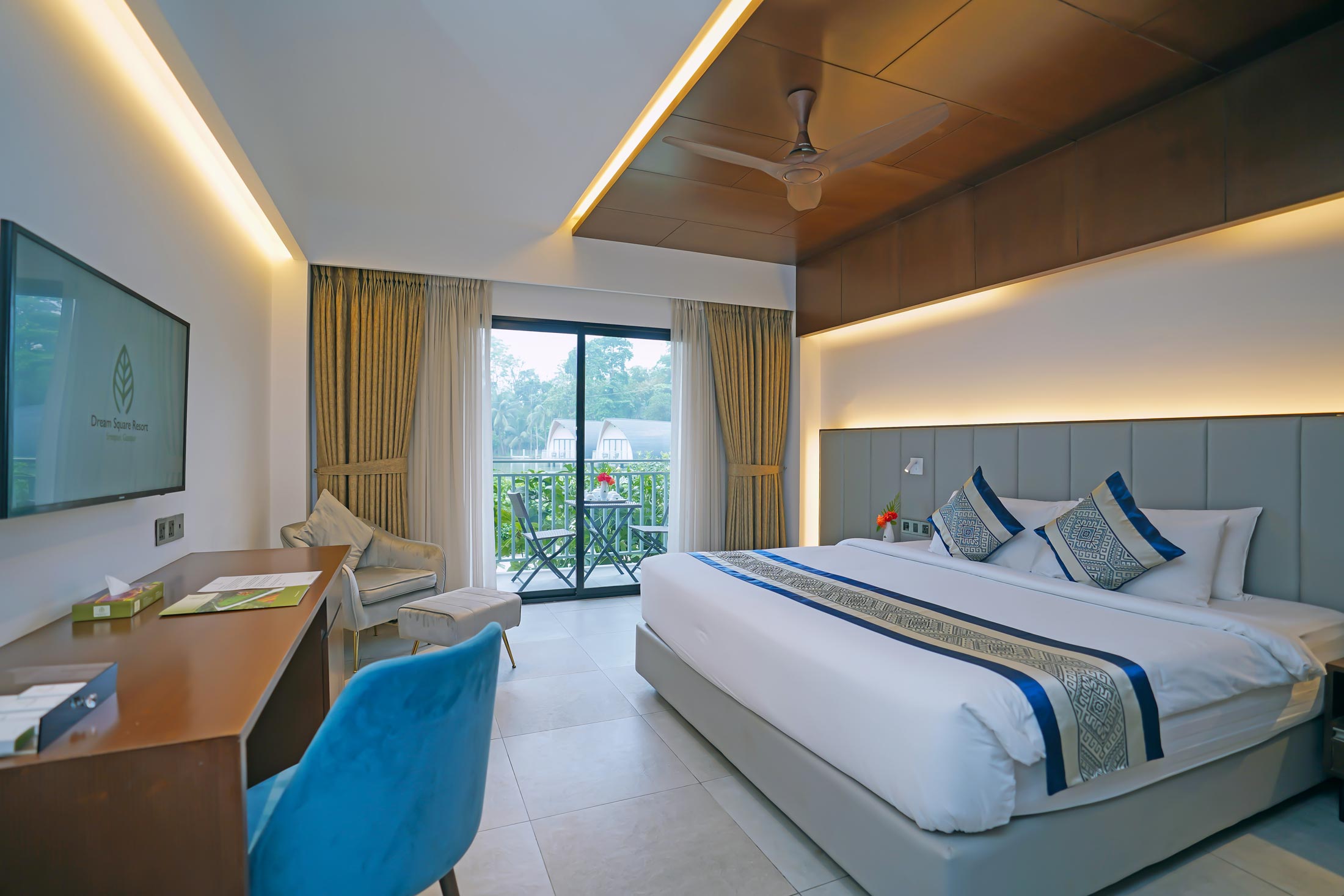 Lakes and landscaped grounds at Dream Square Resort