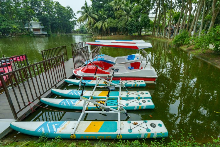 Boating at Dream Square Resort
